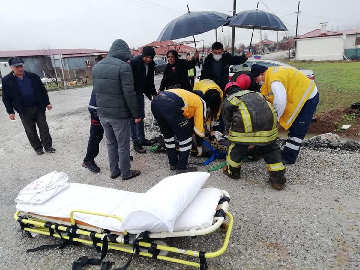 Ciple çarpışan otomobil tarlaya devrildi; 4 yaralı