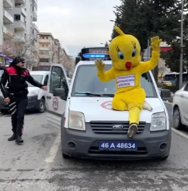 Trafikte güldüren anlar! Polis aracının kaputuna oturan civciv kostümlü vatandaş kafese konuldu