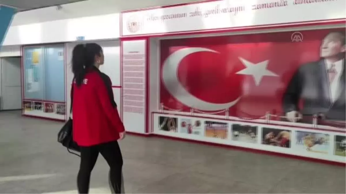 Çocukken başladığı bilek güreşinde şampiyonluklara koşuyor