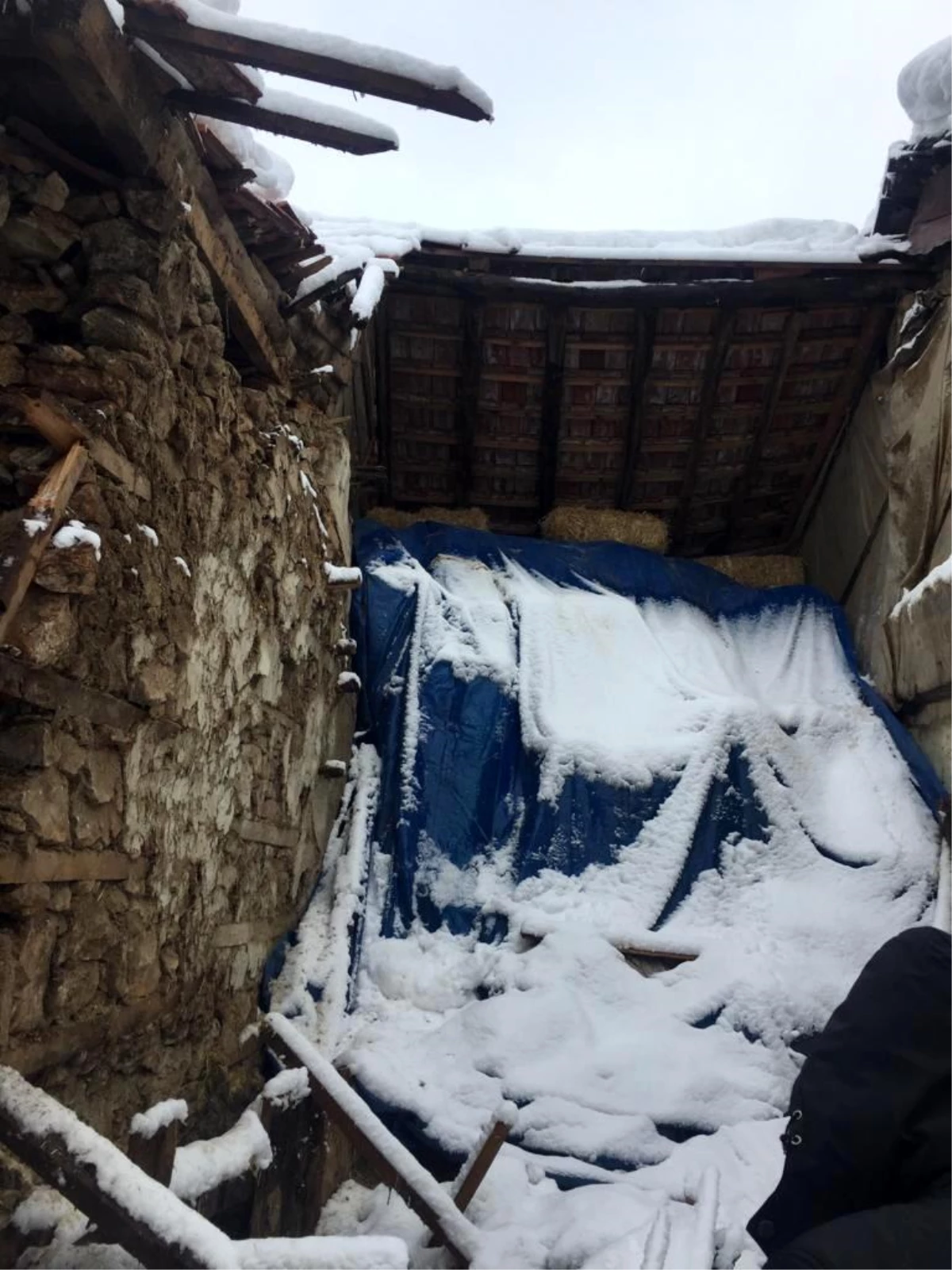 Derebucak\'ta besihaneler ile bir evin çatısı çöktü