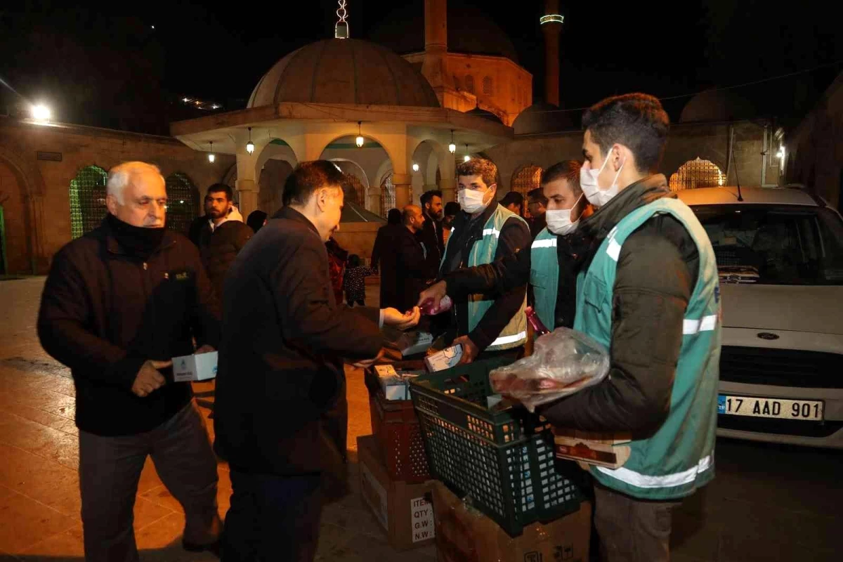 Eyyübiye Belediyesi vatandaşlara kandil simidi ikram etti