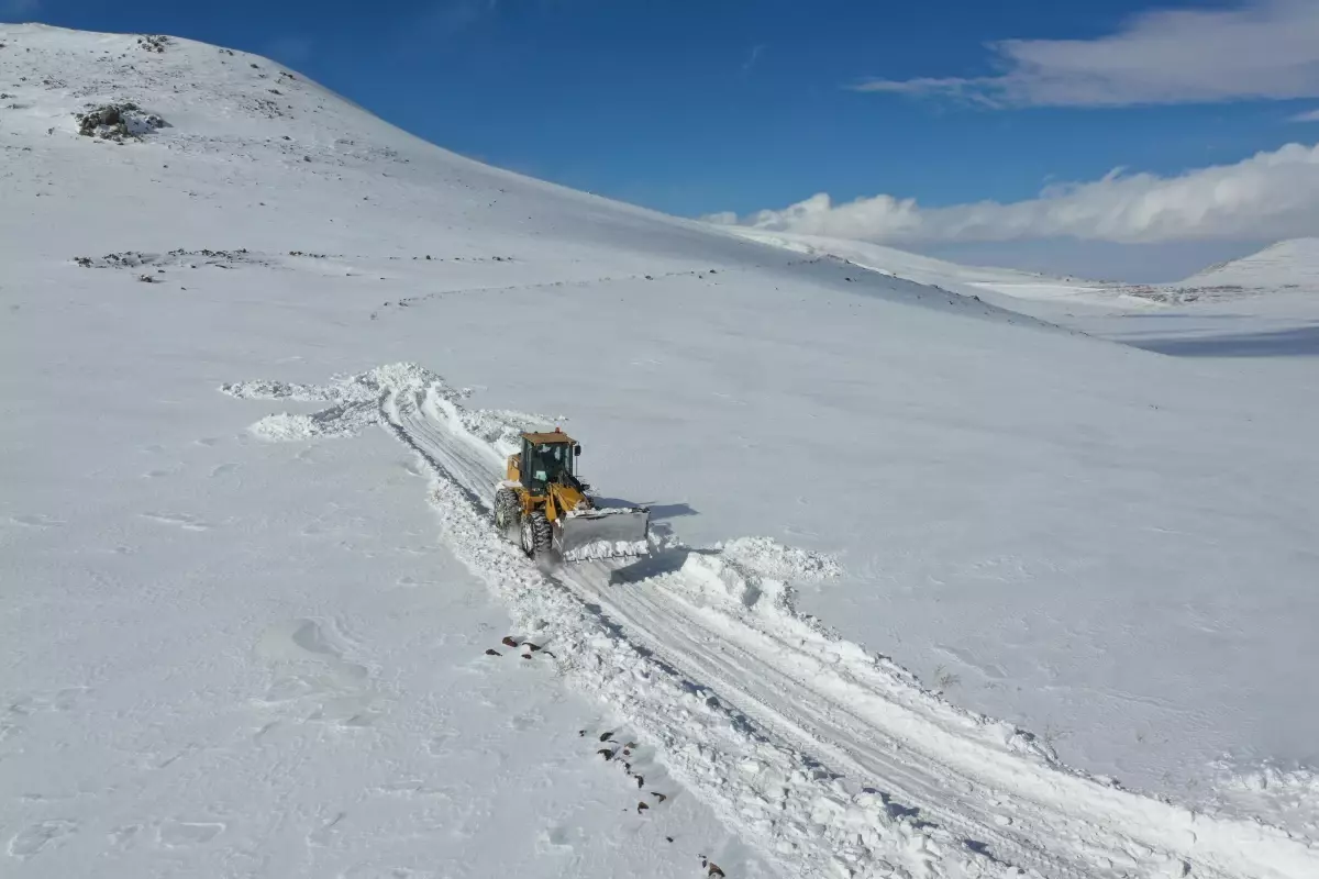 Iğdır\'da ekipler bugüne kadar 2208 kilometre yolda karla mücadele etti