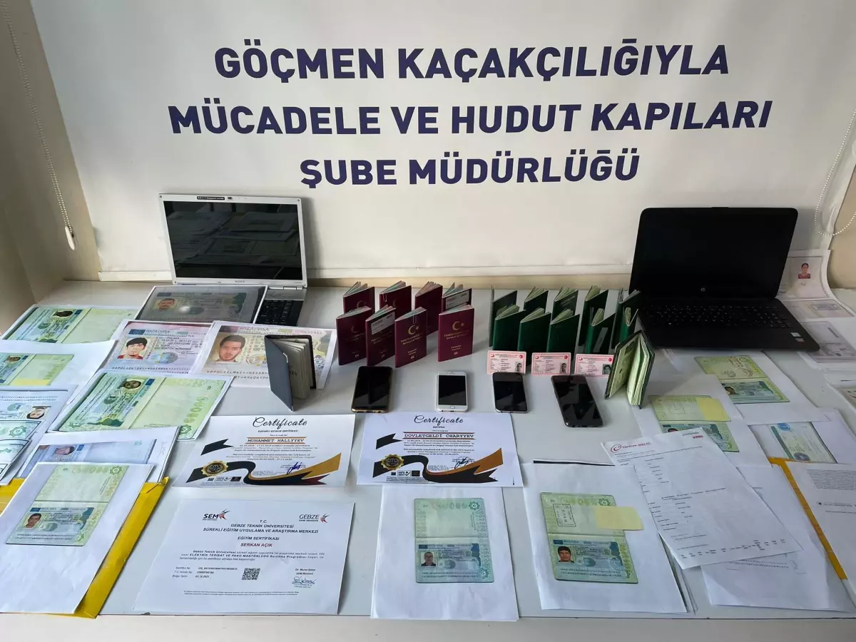 İstanbul\'da terör örgütü üyelerine sahte pasaport temin eden 3 kişi yakalandı