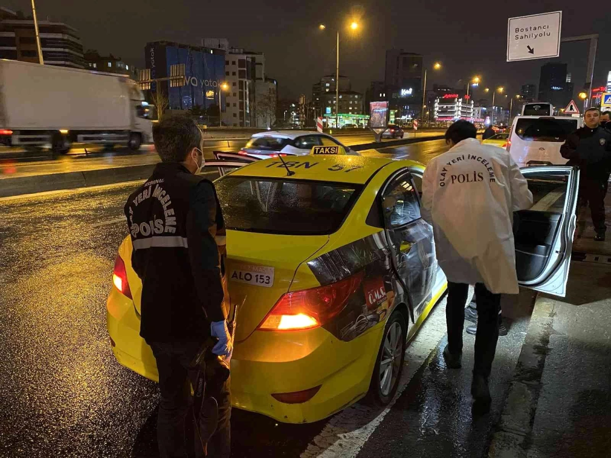 Kadıköy\'de taksideki yolcu, şoförü silahla vurup kaçtı