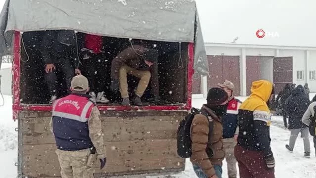 Kamyon kasasında 62 düzensiz göçmen yakalandı