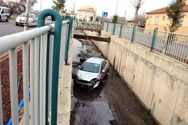 Otomobilleri kanala uçtu, aracı bırakarak kayıplara karıştılar