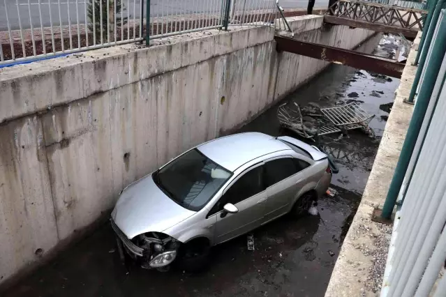 Otomobilleri kanala uçtu, aracı bırakarak kayıplara karıştılar