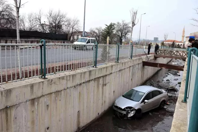 Otomobilleri kanala uçtu, aracı bırakarak kayıplara karıştılar