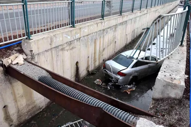 Otomobilleri kanala uçtu, aracı bırakarak kayıplara karıştılar