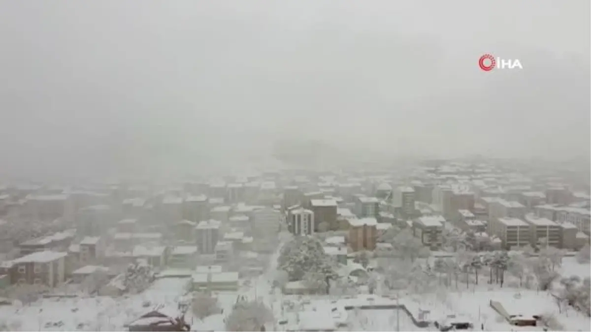 Karlı görüntüsüyle Tatvan\'da adeta kartpostallık görüntüler oluştu