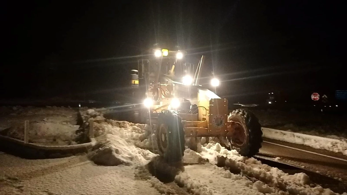 Kepez\'den ilçe belediyelere kar temizleme desteği