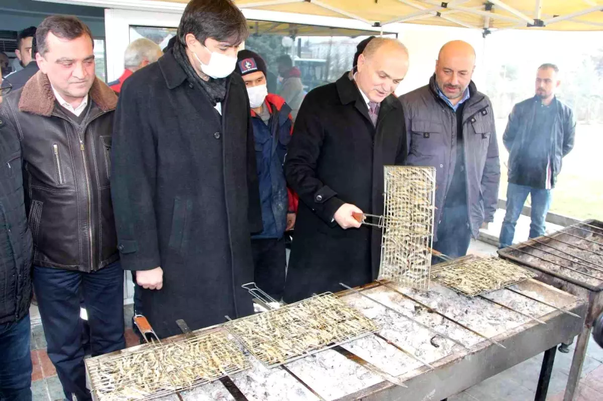 Kışın kar küreyen, yazın da şehri süsleyen işçilere hamsi partisi