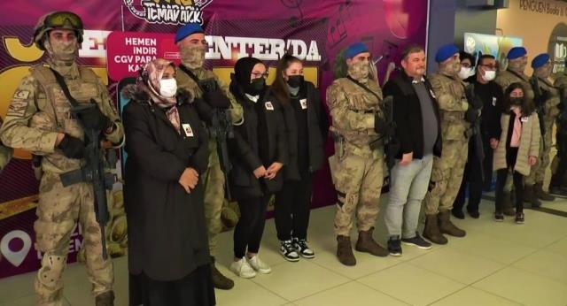 Komandolar, Maçka şehidi Eren Bülbül'ü anlatan film için sinema salonu önünde bekledi