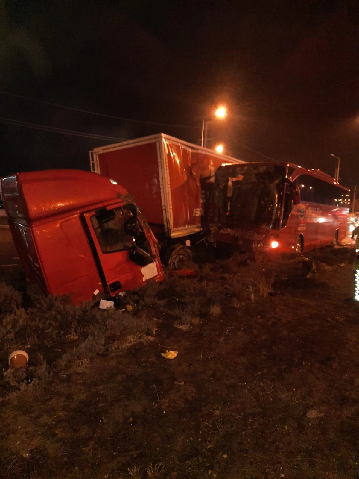 Konya\'da otobüs ile kamyonun çarpışması sonucu 11 kişi yaralandı