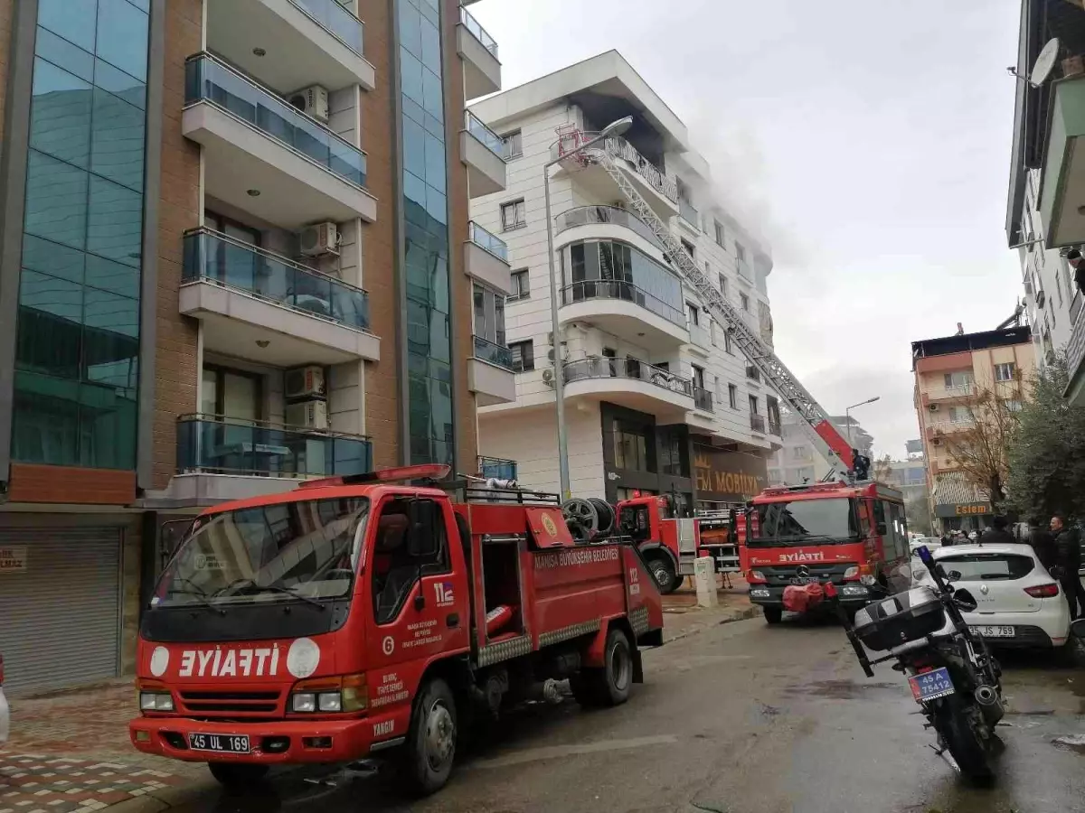 Manisa\'da ev yangını, 1 kişi dumandan etkilendi