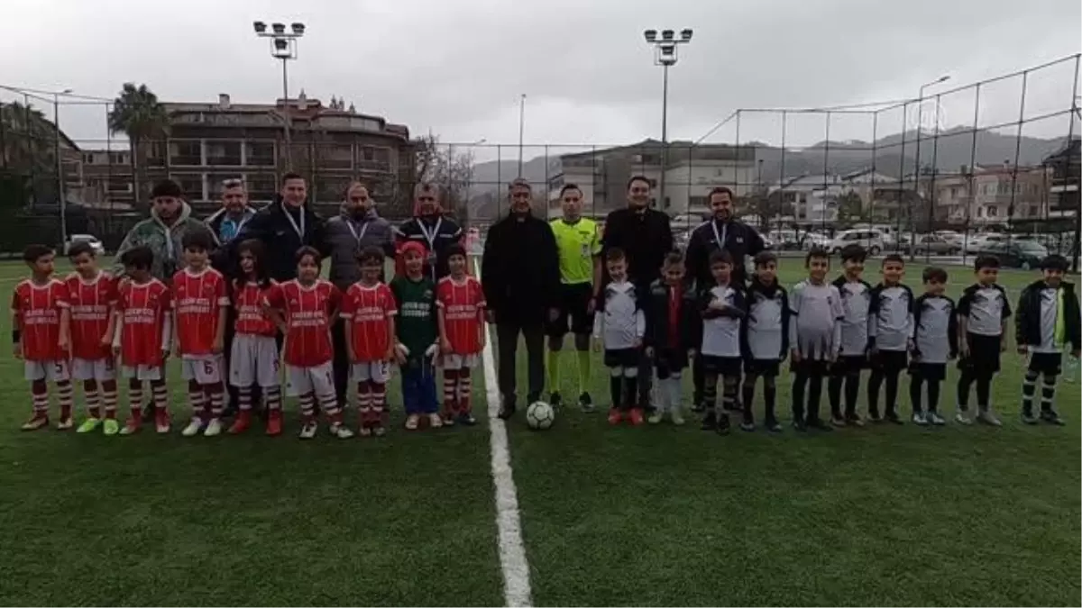 Minik futbolcular, yanan ormanlık alanda fidanları toprakla buluşturdu