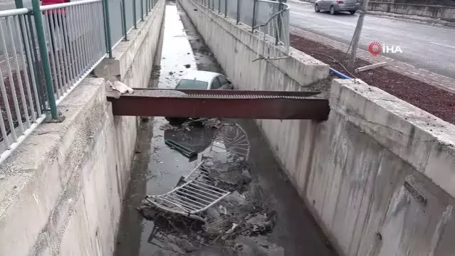 Otomobilleri kanala uçtu, aracı bırakarak kayıplara karıştılar