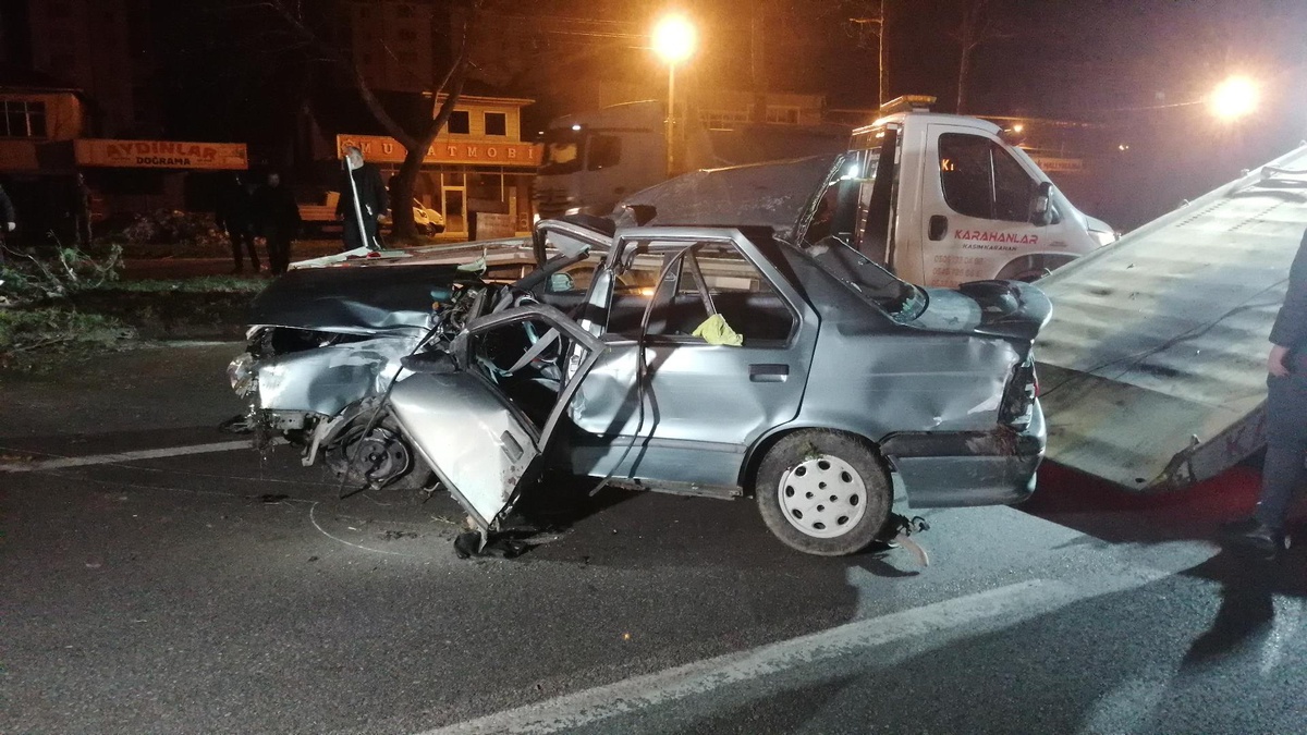 Son dakika... Samsun\'da otomobilin aydınlatma direğine çarptığı kazada 5 kişi yaralandı