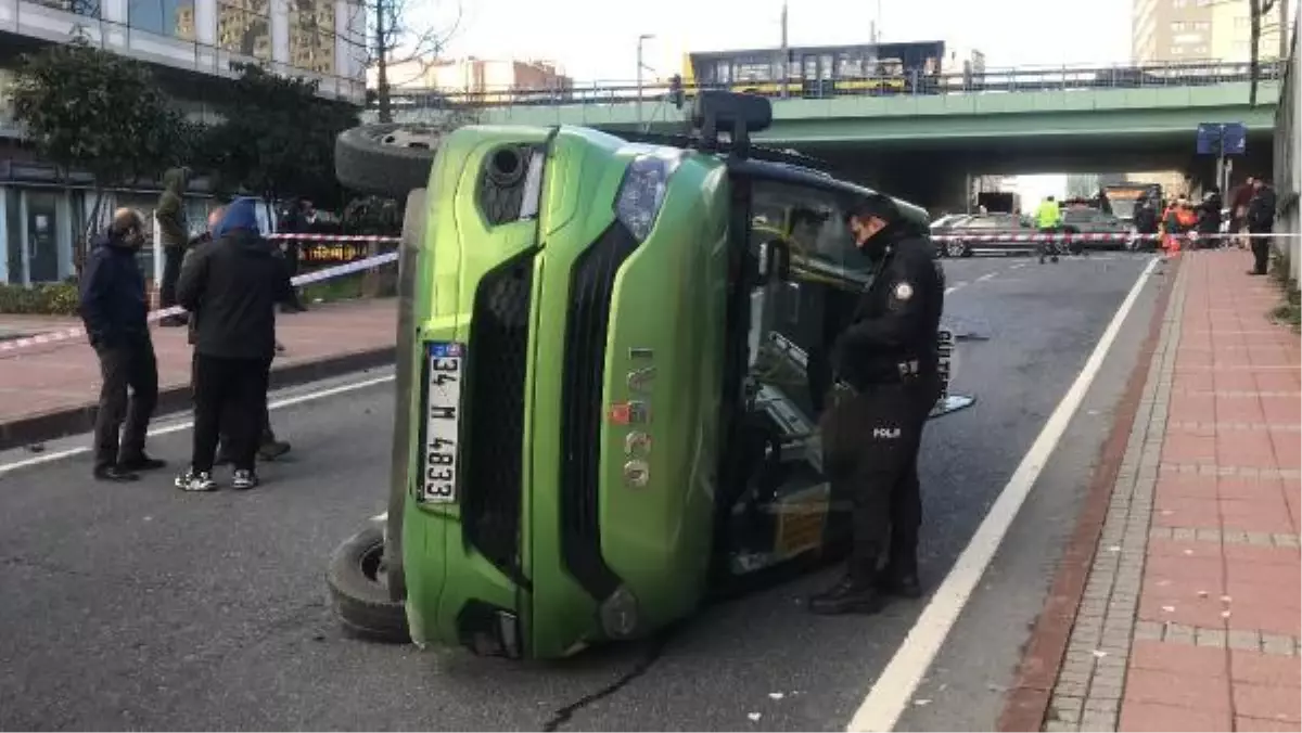 Şişli\'de otomobille çarpışan yolcu minibüs devrildi