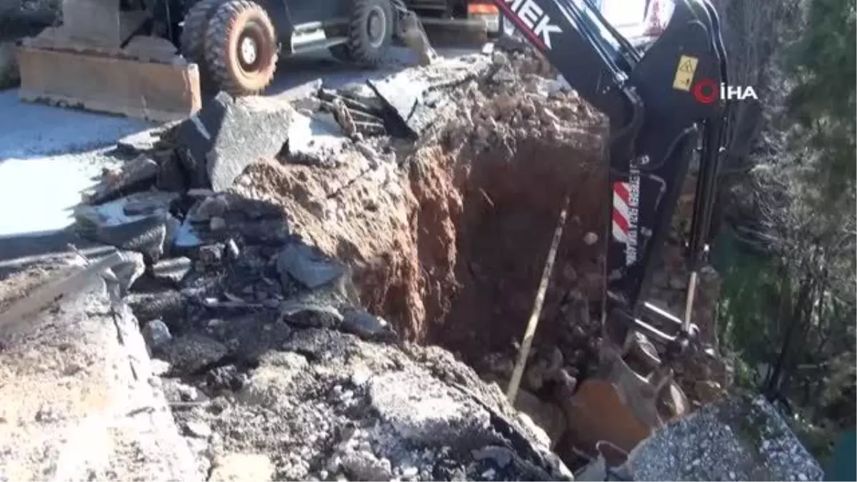 Son dakika: Yağışlar sonrası yolun bir bölümü çöktü
