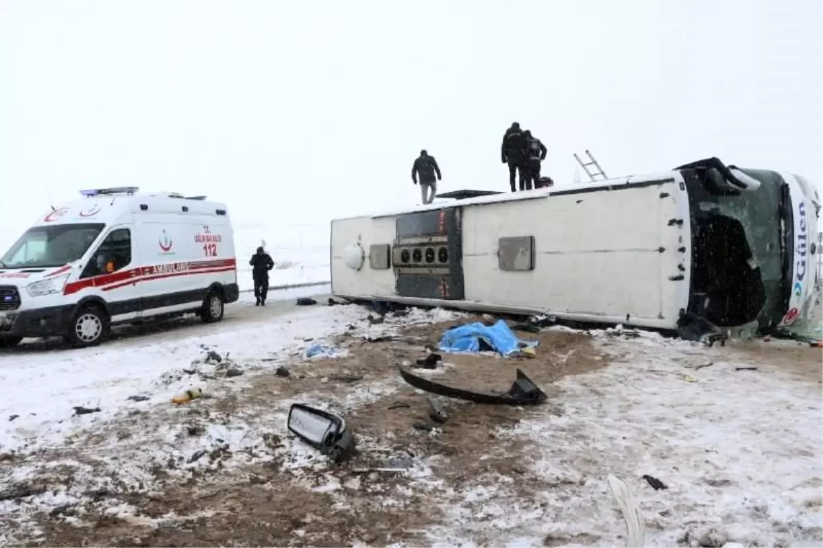 Yolcu otobüsü devrildi: 1 ölü, 34 yaralı