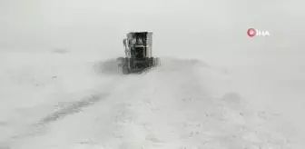 Yolda mahsur kalan çalışanları ekipler kurtardı