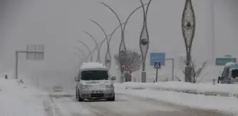 Yüksekova'da kar yağışı ve sis