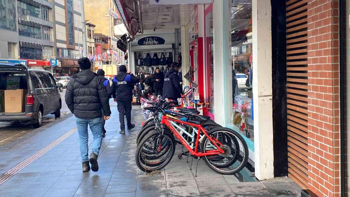 Zabıta miting alanındaki esnafları uyardı