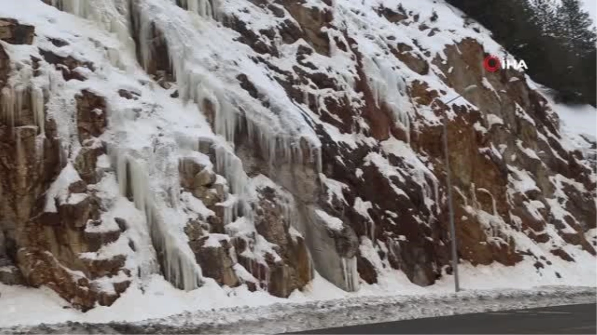 Zigana Dağı\'nda devasa buz sarkıtları ilgi çekiyor
