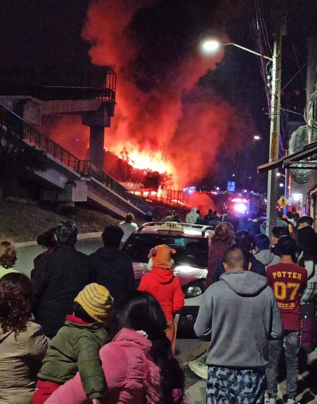 Meksika\'da zincirleme trafik kazasında tır alev topuna döndü