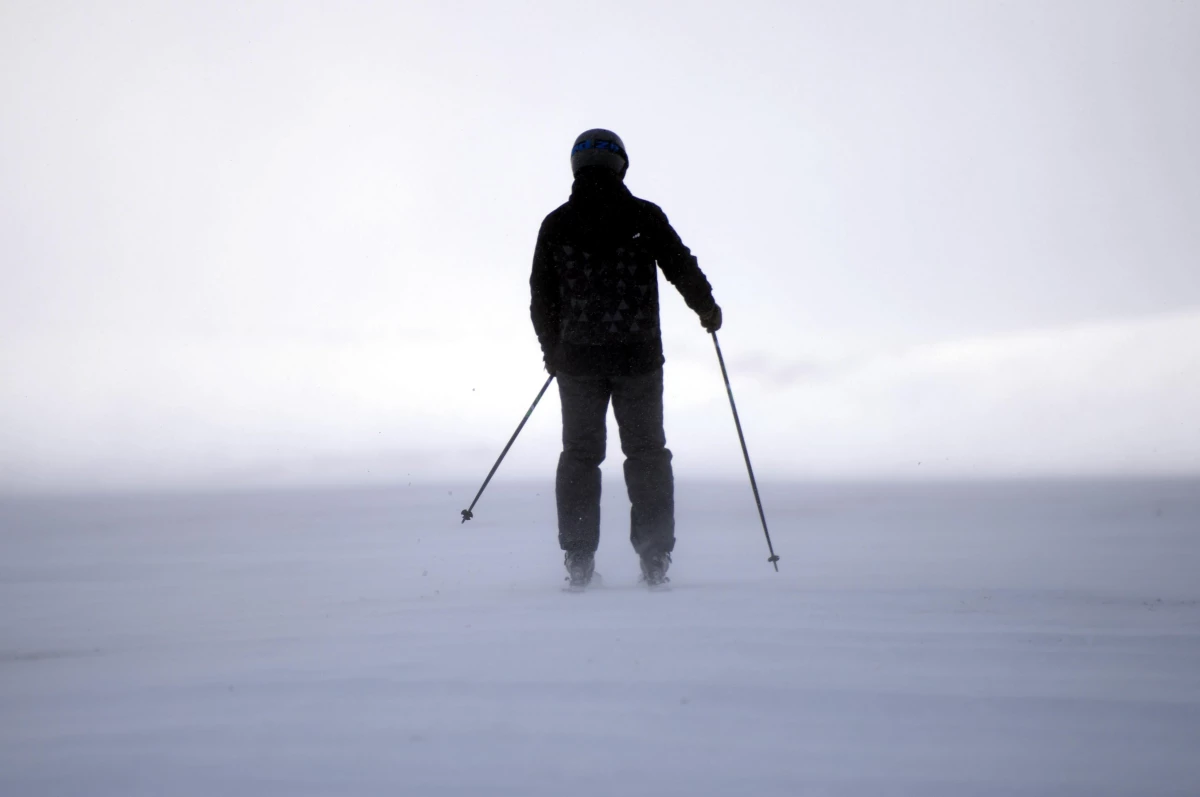 Ardahanlılar Yalnızçam\'ın zirvesinde tipiye rağmen kayak yaptı