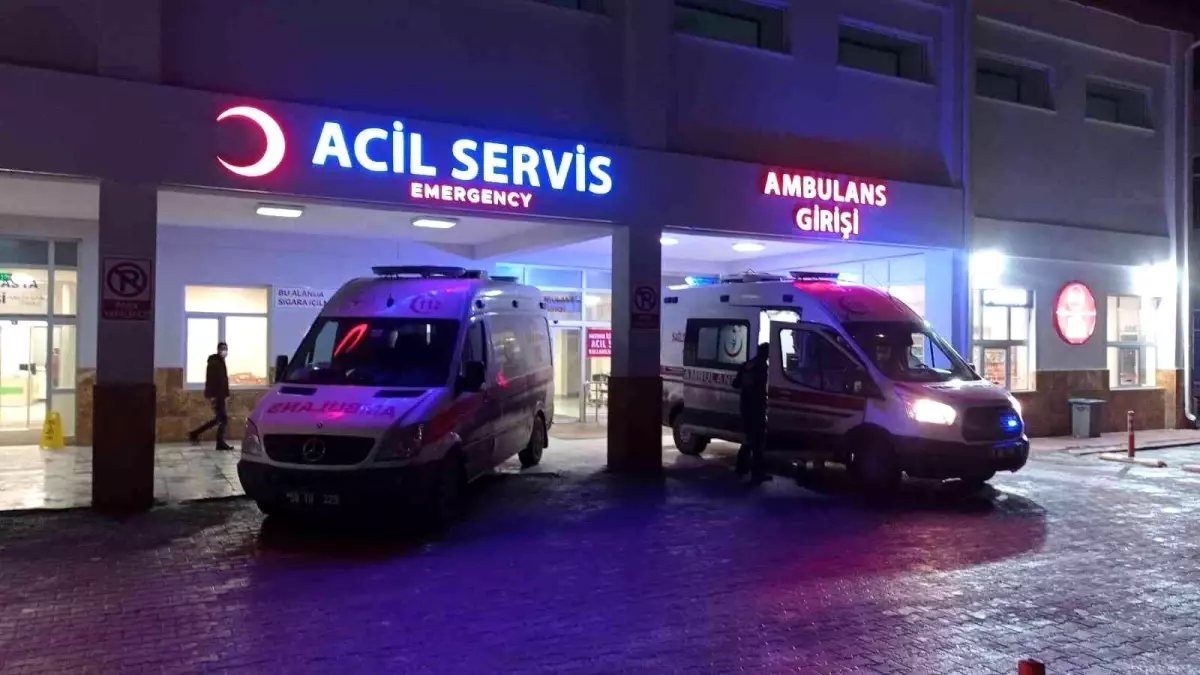 Arkadaşlar arasında çıkan kavgada 1\'i ağır 3 kişi bıçakla yaralandı