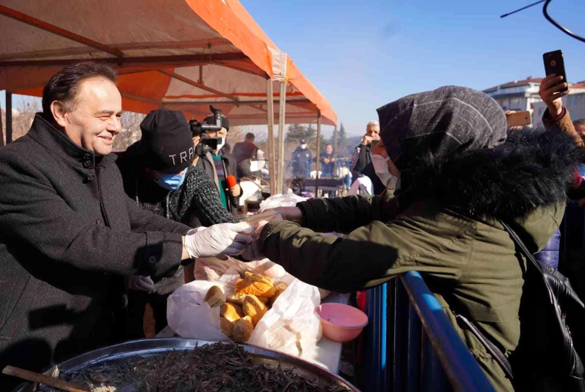 Bilecik\'te 1 buçuk ton hamsi dağıtıldı