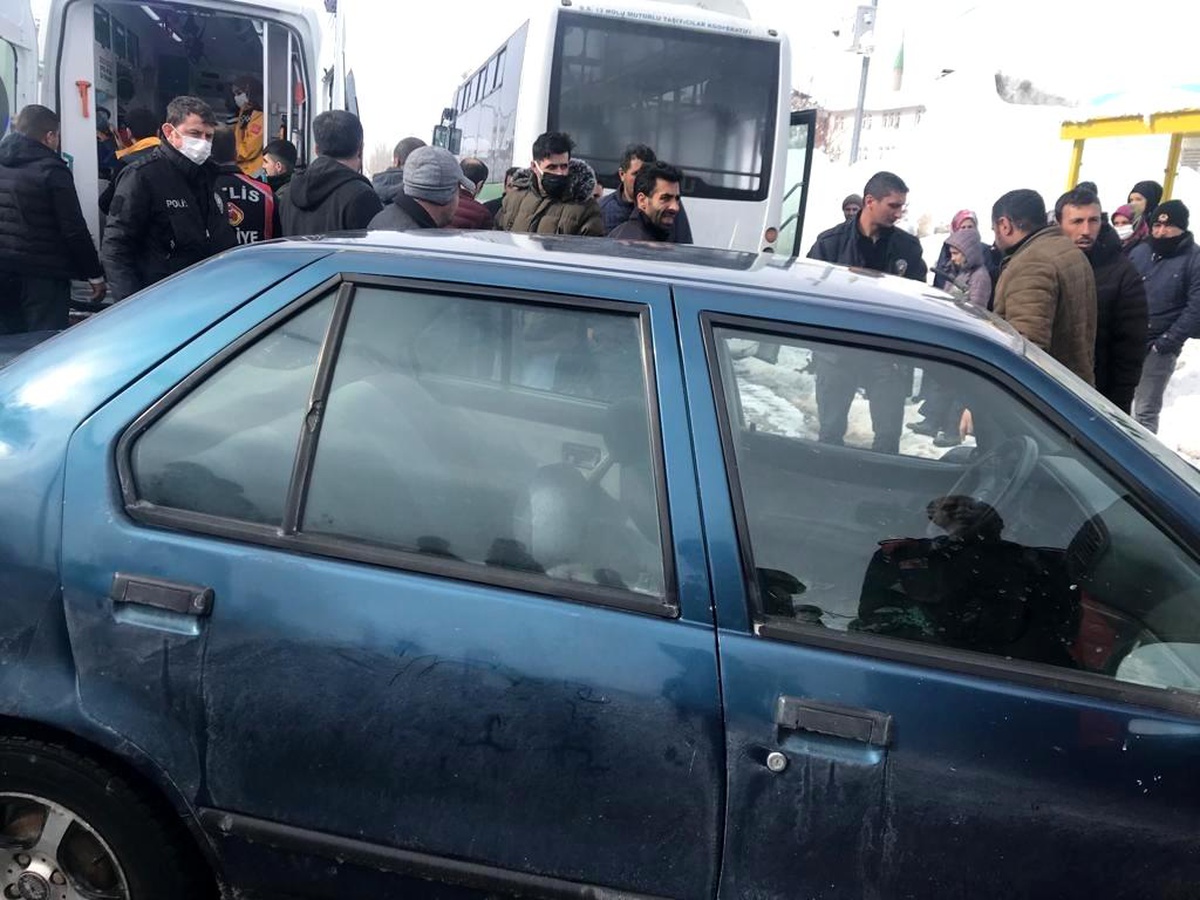 Bitlis\'te otomobil halk otobüsüne çarptı: 1 yaralı