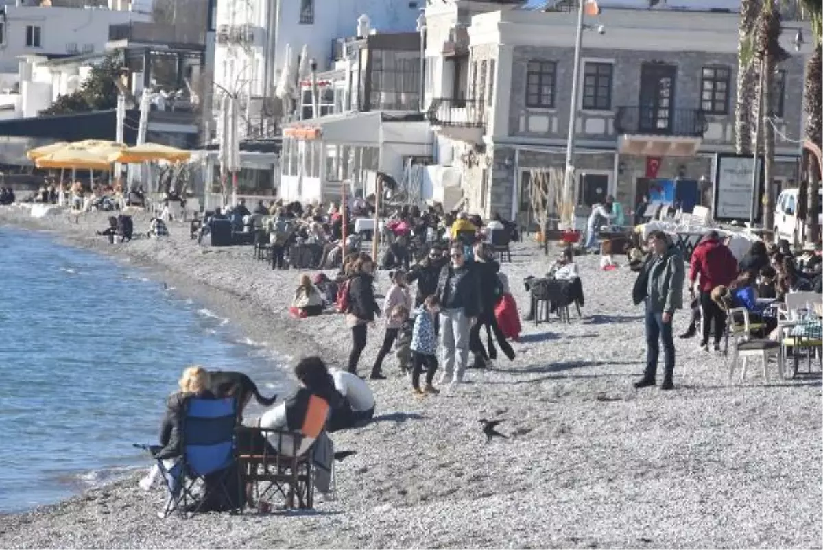 Bodrum\'da güneşli havayı görenler sahilleri doldurdu