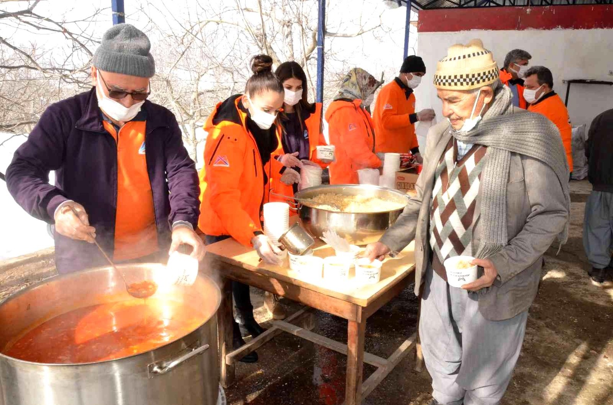 Büyükşehir Belediyesi, karla kaplı mahallede vatandaşlara yemek dağıttı