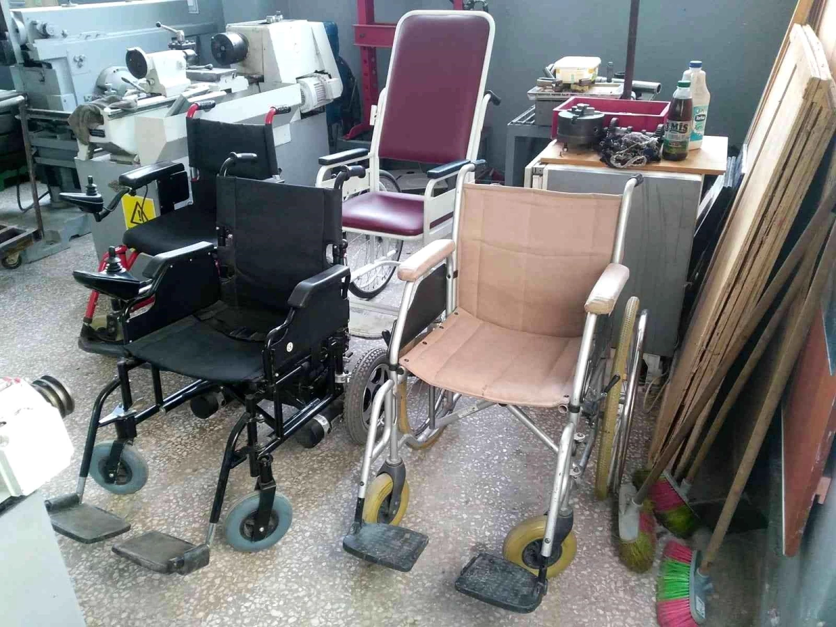 Engellilerin tekerlekli sandalyelerini ücretsiz tamir ediliyorlar