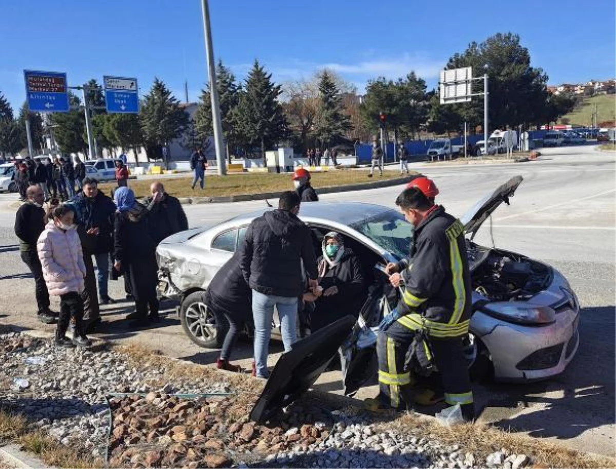 Hasta taşıyan ambulans ile iki araç çarpıştı