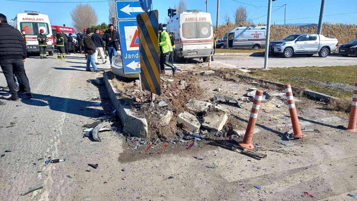 Son dakika... Gediz\'de trafik kazası: 10 yaralı