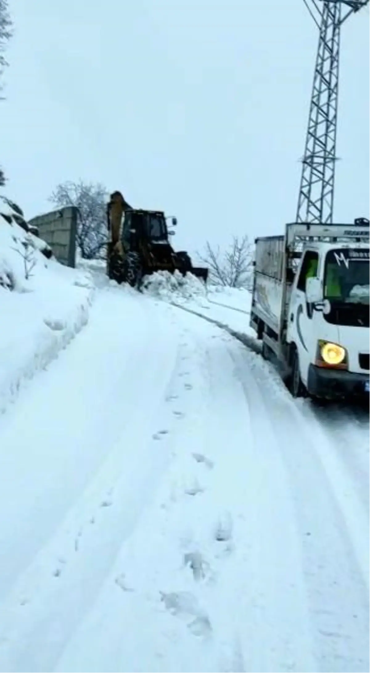 Karda mahsur kalan minibüsteki 4 kişi kurtarıldı