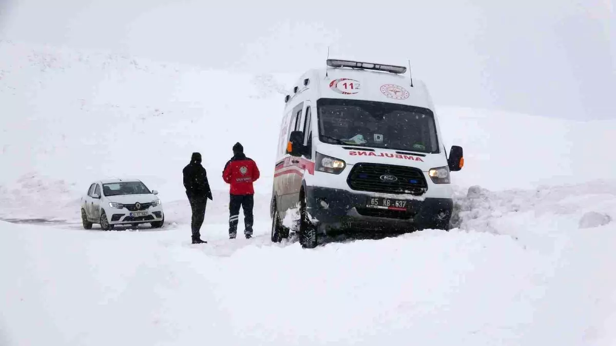 Son dakika: Hasta almaya giderken kara saplanan ambulansın imdadına belediye ekipleri yetişti