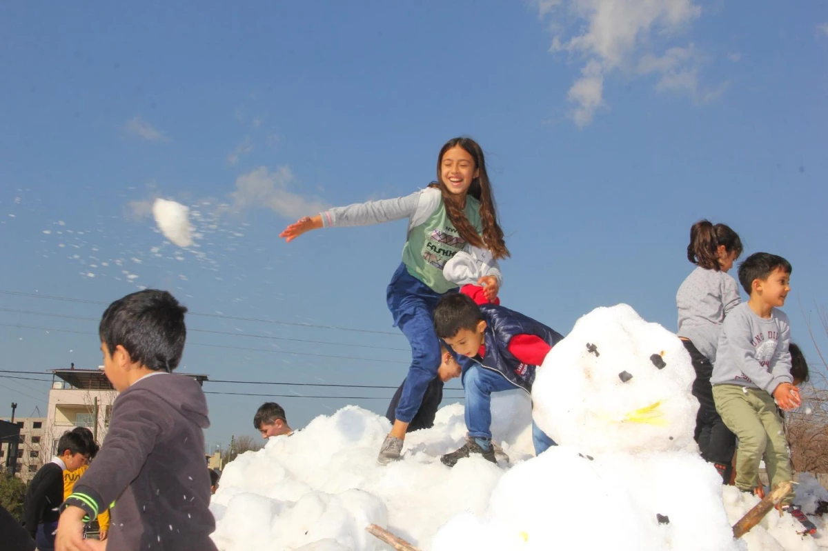 Hatay Dörtyol\'da çocuklar dağlardan parklara kamyonlarla taşınan karla sevindirildi