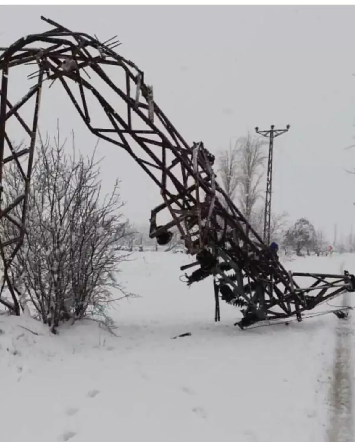 Isparta\'da zarar gören elektrik telleri ve trafolar onarılıyor