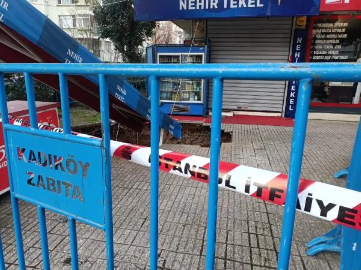 İstanbul\'un ortasında dev çukur! Market önündeki göçük vatandaşları korkuttu