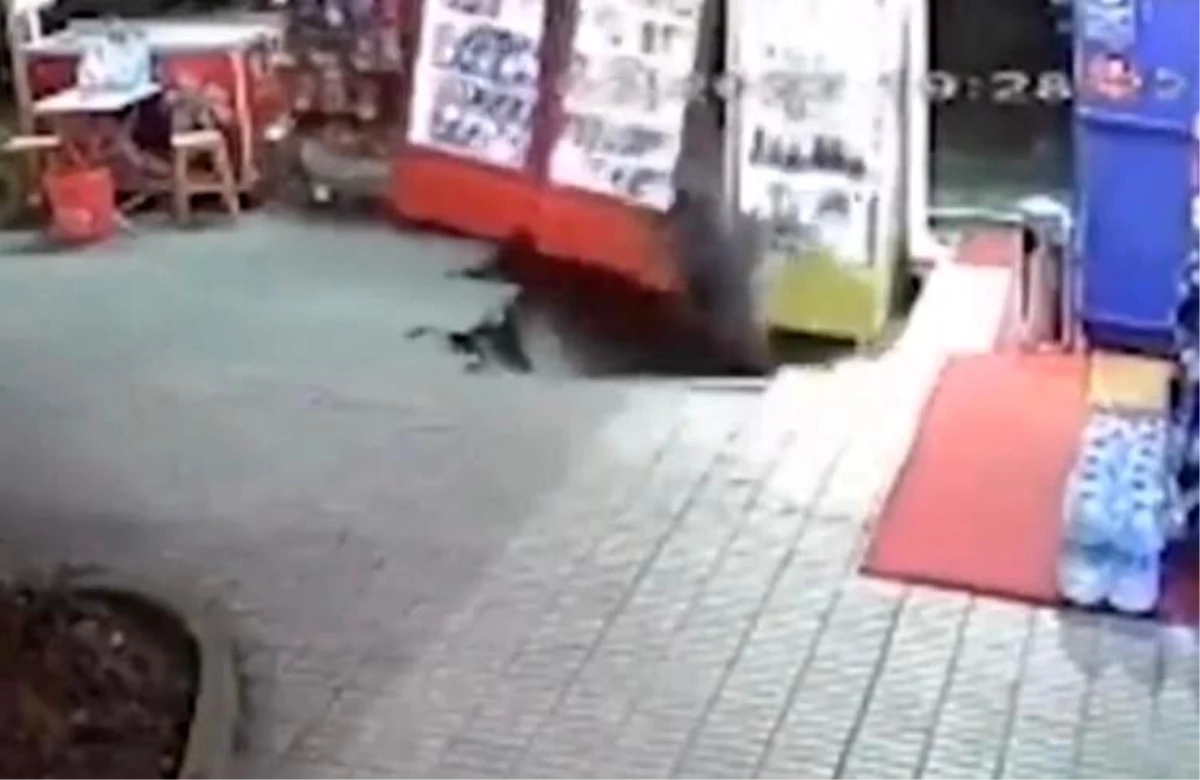 Son dakika haberleri: Kadıköy\'de bina önünde korkutan çökme kamerada