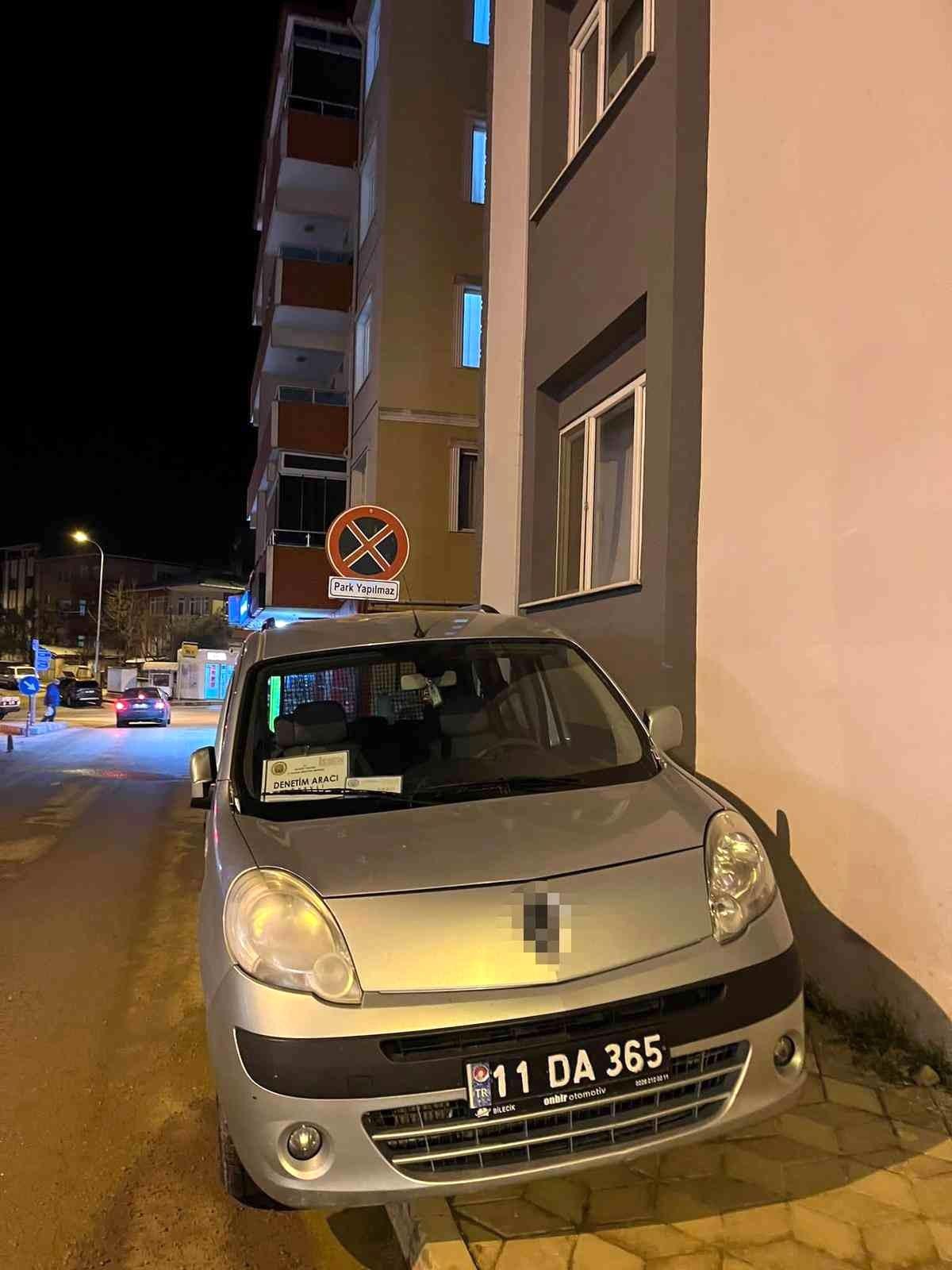 Kaldırıma park eden kurum aracına ceza