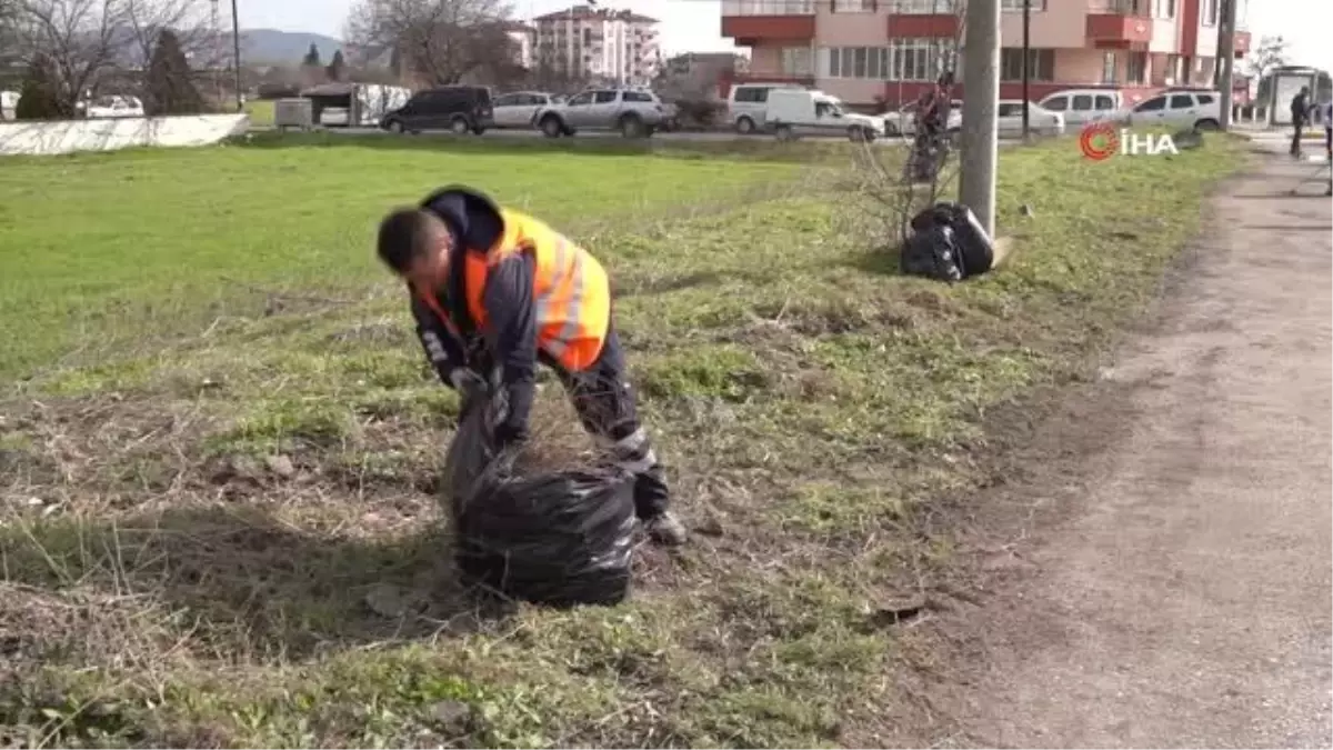 Karın ardından kum ve tuzu temizleme çalışmaları başladı