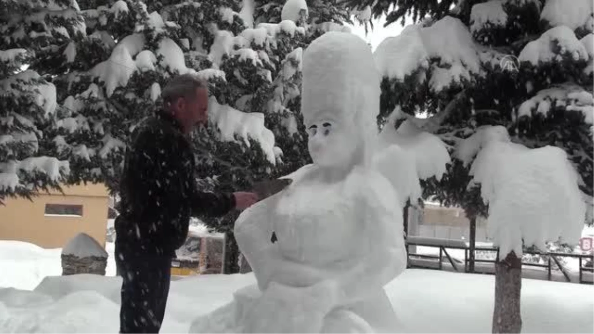 Son dakika! Kastamonulu esnaf kardan "yöresel kıyafetli kadın" heykeli yaptı