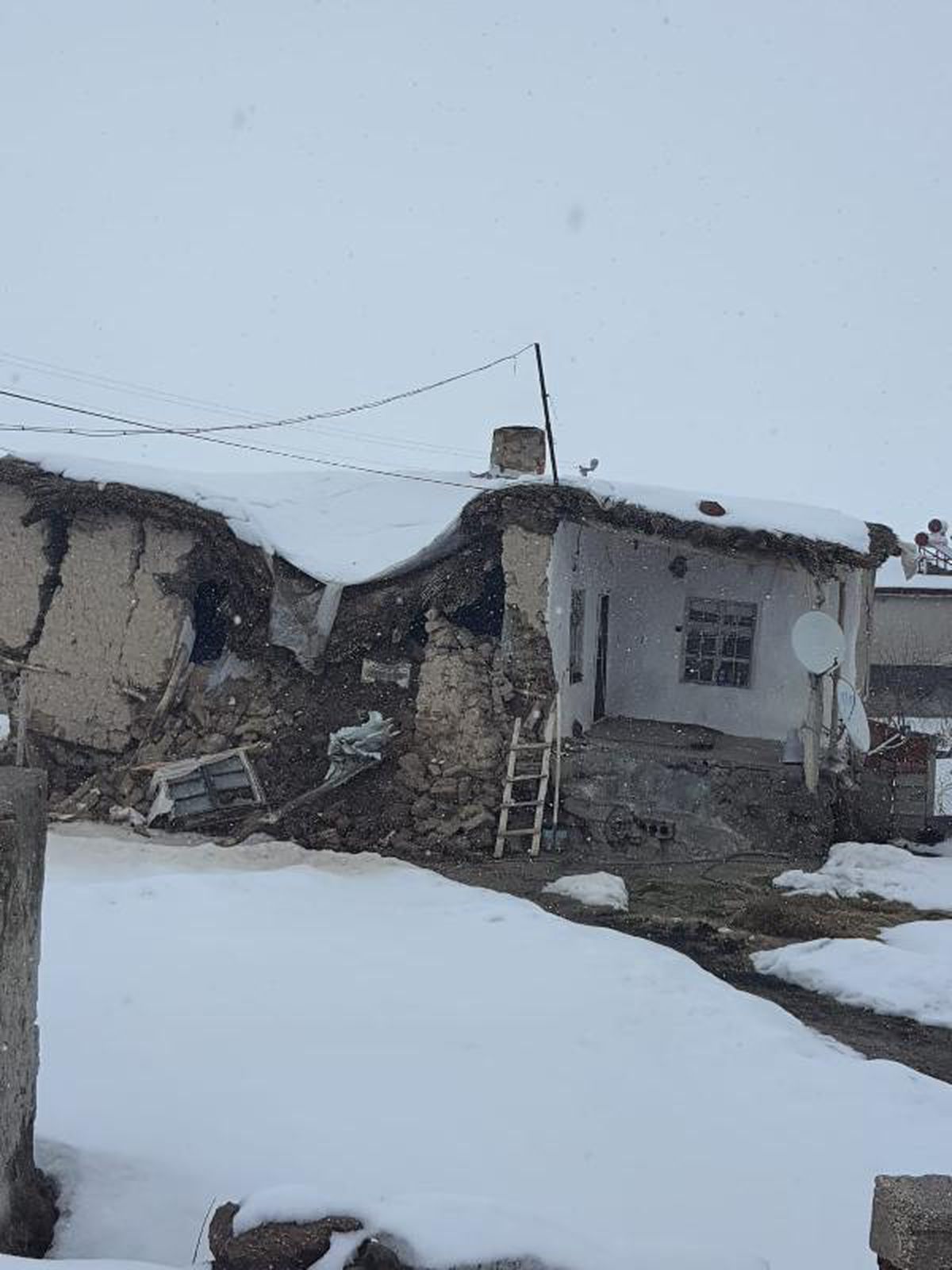 Kerpiç evin tavanı, üzerinde biriken kar nedeniyle çöktü