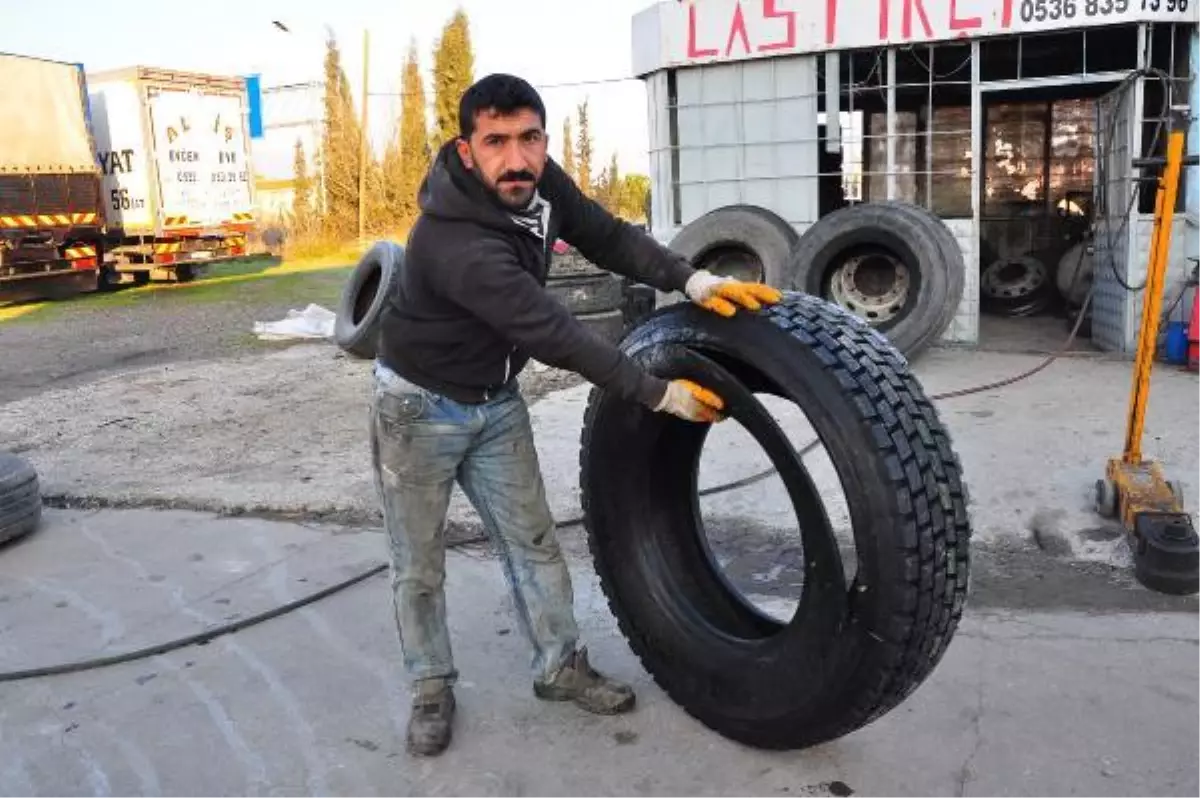 Kompresörle hava basılan kamyon lastiği patladı; tamirci büyük panik yaşadı